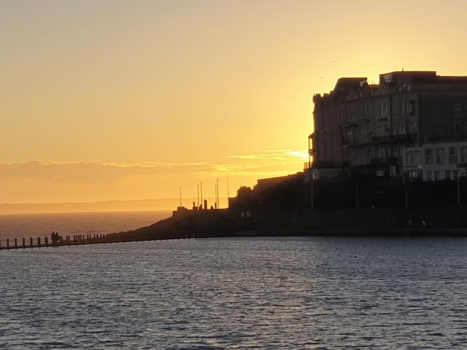 Modern Apartment With Stunning Sea View Weston-super-Mare Dış mekan fotoğraf