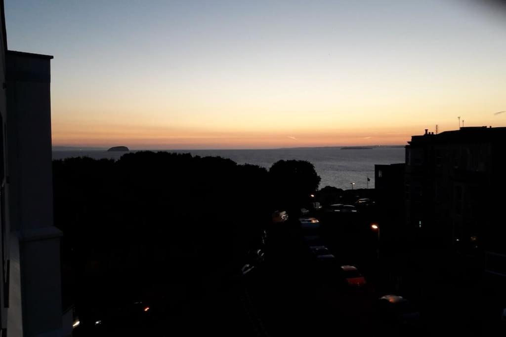 Modern Apartment With Stunning Sea View Weston-super-Mare Dış mekan fotoğraf
